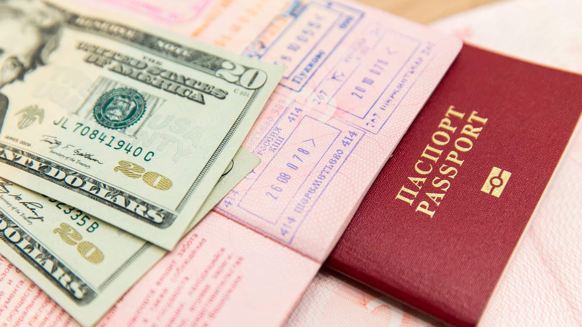 Najbardziej poszukiwane zawody za granicą – paszport i waluta symbolizujące wyjazd do pracy