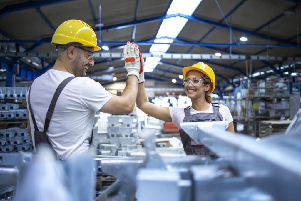 Zapotrzebowanie na rynku pracy 2023 – pracownicy produkcyjni w hali fabrycznej przy pracy