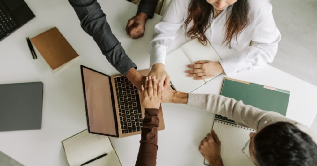 Zespół pracowników planujący strategię zatrudniania cudzoziemców z pomocą outsourcingu w 2025 roku