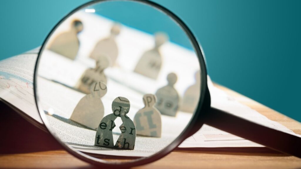 Proces zatrudnienia cudzoziemca krok po kroku – symboliczna grafika selekcji kandydatów